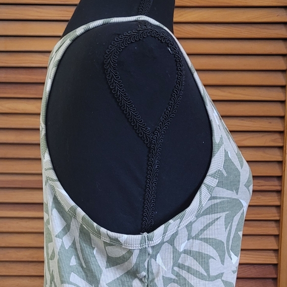 NWT Old Navy UltraLite Rib-Knit Racerback Tank Top Size Large - Picture 11 of 12